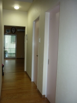 廊下からLDKまでバリアフリー
ピンク色の扉は、造作建具です