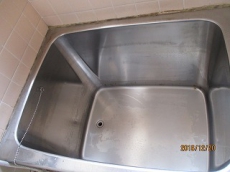 浴槽は長年の使用で、普段張っているお湯の跡が付いていたりします。